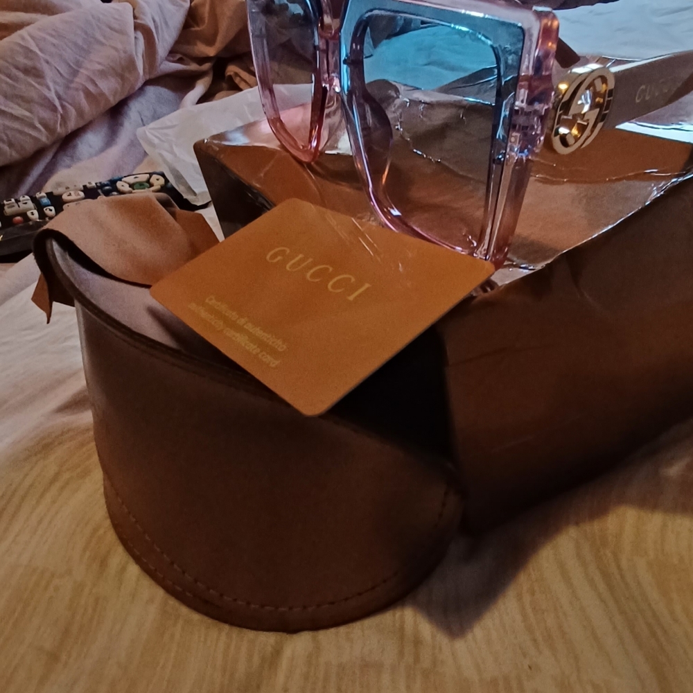 Ladies authentic Gucci sunglasses